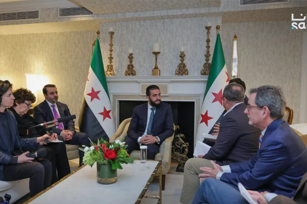  كبار المحررين في صحيفة «واشنطن بوست» في جلسة مع الرئيس الشرع (سانا)