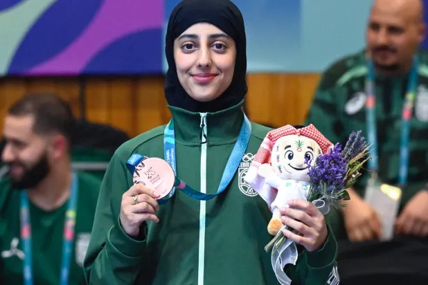 عبير الشهري تحتفل ببرونزية الكاراتيه (الشرق الأوسط)