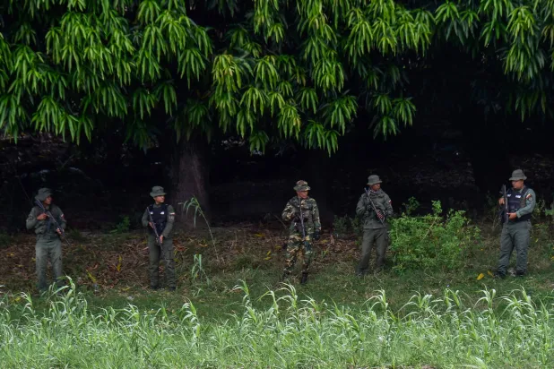 عناصر من الجيش الفنزويلي خلال دورية قرب جسر سيمون بوليفار الدولي على الحدود بين فنزويلا وكولومبيا (أ.ف.ب)