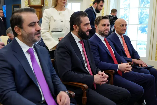 من اليسار: وزير الخارجية السوري أسعد الشيباني، الرئيس السوري أحمد الشرع، نائب الرئيس الأميركي جي دي فانس، المبعوث الأميركي إلى سوريا توم براك (أ.ف.ب)