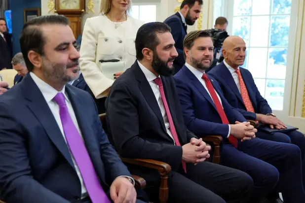 Suriye Dışişleri Bakanı bugün İngiltere'yi ziyaret edecekSoldan sağa: Suriye Dışişleri Bakanı Esad eş-Şeybani, Suriye Devlet Başkanı Ahmed eş-Şara, ABD Başkan Yardımcısı JD Vance, ABD'nin Suriye temsilcisi Tom Barrack (AFP)