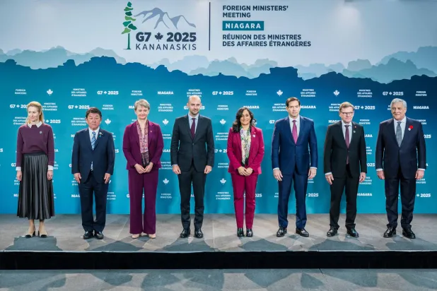 لقطة تذكارية تجمع وزراء خارجية دول مجموعة السبع في كندا (أ.ب)