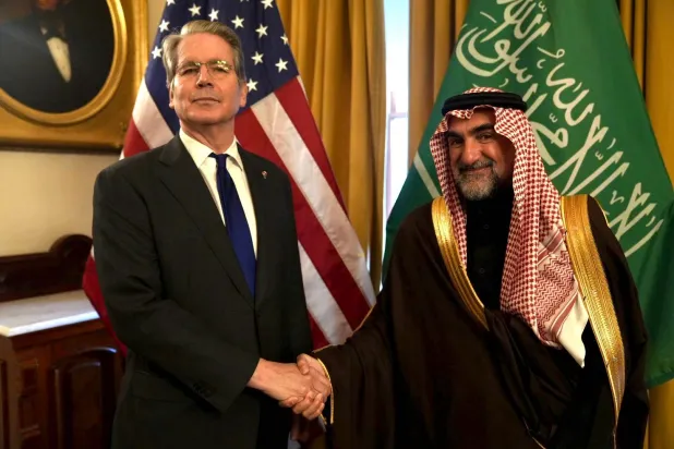 خلال اللقاء بين بيسنت والرميان في وزارة الخزانة الأميركية (إكس)