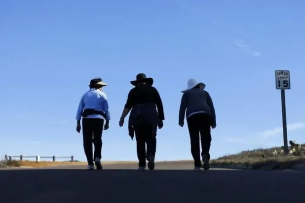 التراجع الإدراكي تأخر بمعدل 3 سنوات لدى من يمشون ما بين 3 و5 آلاف خطوة يومياً (أرشيفية - رويترز)