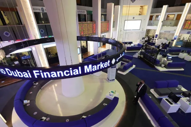 داخل مقر بورصة دبي (رويترز)