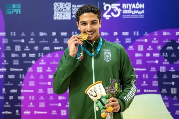 Zaid Al-Sarraj poses with his medal. (SPA)