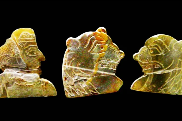 3 قطع منقوشة على صدف من عِرق اللؤلؤ مصدرها موقع مليحة في إمارة الشارقة