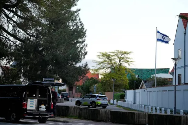 آلية تابعة للشرطة الدنماركية قرب السفارة الإسرائيلية في كوبنهاغن 2 أكتوبر 2024 (أرشيفية - رويترز)