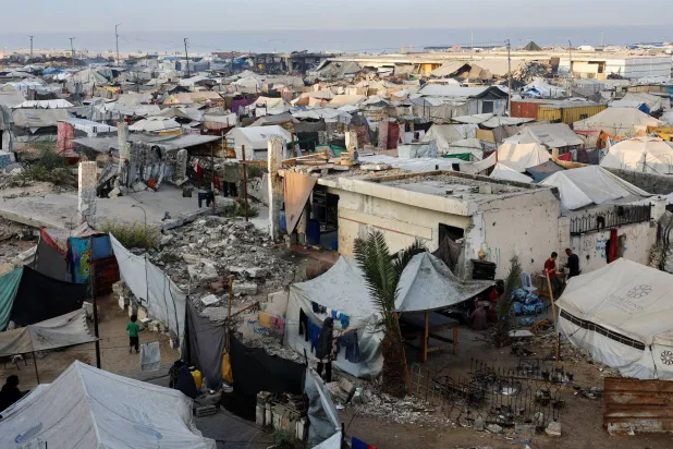 فلسطينيون في خيامهم  في مدينة غزة(رويترز) 