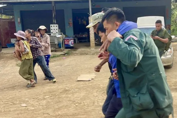 رجل كمبودي مصاب يتلقى المساعدة خلال اشتباكات في مقاطعة بانتياي مينشي (إ.ب.أ)