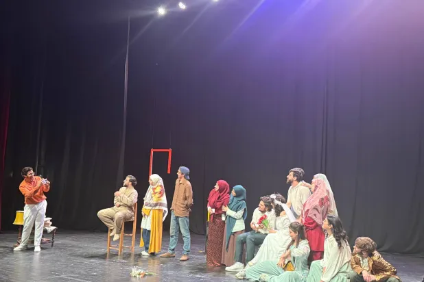 في العرس يرقص الجميع كأنهم يودّعون الحياة (الشرق الأوسط)