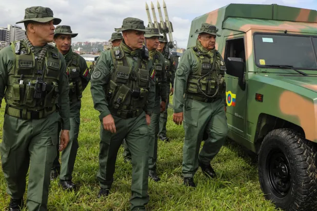 وزير الدفاع الفنزويلي فلاديمير بادرينو لوبيز وسط جنوده (أ.ف.ب)