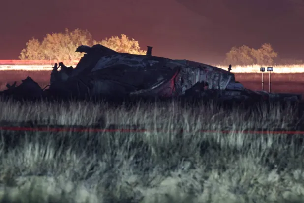 جانب من حطام طائرة الشحن العسكرية التركية من طراز «سي-130» في جورجيا (أ.ف.ب)