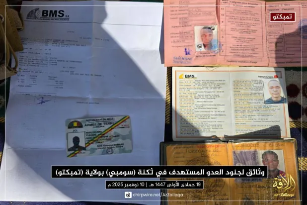 وثائق لجنود ماليين قتلوا في الهجوم الإرهابي عرضها التنظيم الإرهابي  (إعلام محلي)

