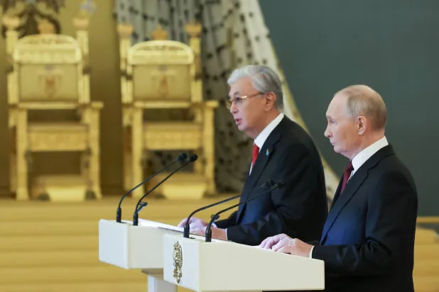 روسيا وكازاخستان تتفقان على تعزيز العلاقات في قطاع النفط ومنتجاته