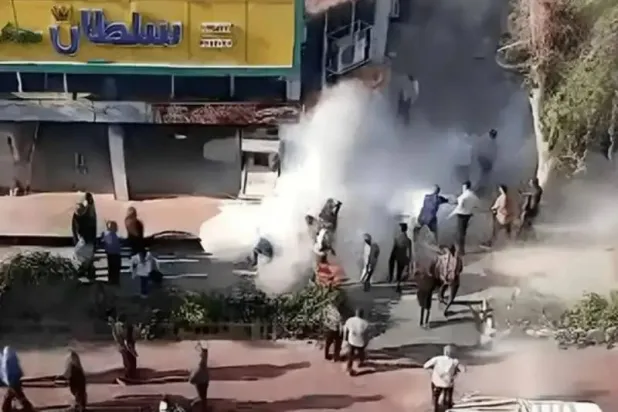 صورة نشرتها وكالة «نور نيوز» شبه الرسمية من اللحظات الأولى للشجار بين الشاب وعمال البلدية