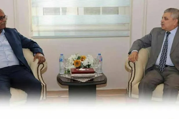رئيس هيئة قناة السويس أسامة ربيع خلال استقباله المدير العام لهيئة المواني البحرية السودانية جيلاني محمد جيلاني (هيئة قناة السويس)