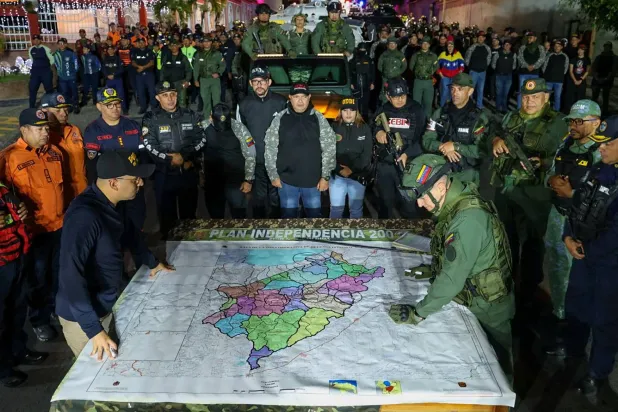 أعضاء في الميليشيا البوليفارية والقوات المسلحة يشاركون في مناورة عسكرية أمر بها الرئيس الفنزويلي نيكولاس مادورو في ميريدا يوم 11 نوفمبر (رويترز)