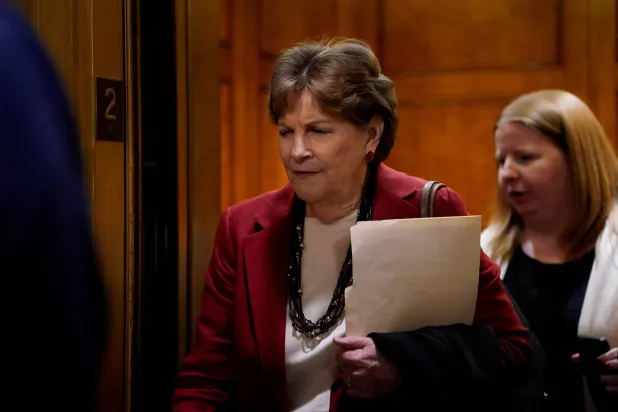 كبيرة الديمقراطيين في لجنة العلاقات الخارجية لدى مجلس الشيوخ الأميركي السيناتورة جين شاهين يوم 10 نوفمبر (رويترز)