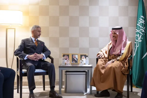 الأمير فيصل بن فرحان لدى لقائه الوزير سوبراهمانيام جايشانكار في نياغرا يوم الأربعاء (الخارجية السعودية)