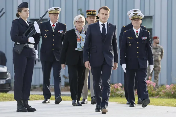 Fransız Cumhurbaşkanı Emmanuel Macron, Toulouse'da Fransız Uzay Komutanlığı'nın açılışı öncesi 101 Hava Üssü'nü ziyaret etti, 12 Kasım 2025 (AFP)
