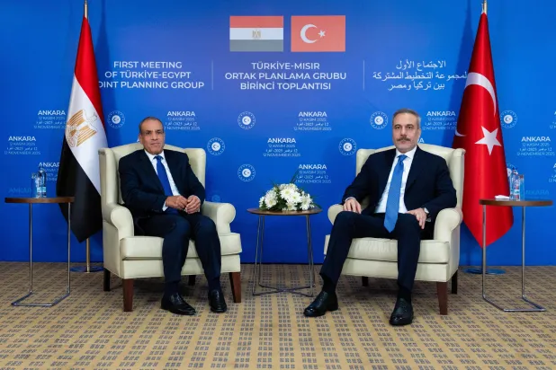 وزير الخارجية المصري بدر عبد العاطي مع نظيره التركي هاكان فيدان في أنقرة (إ.ب.أ)