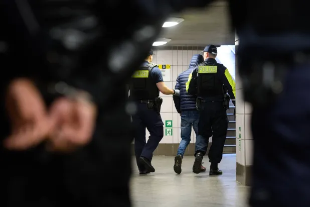 10 October 2025, Berlin: Police officers arrest a suspect in Kreuzberg. (dpa)