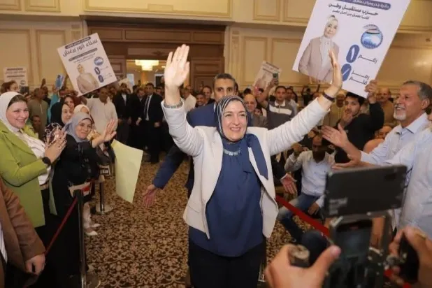مرشحة حزب «مستقبل وطن» عقب إعلان فوزها وفق إحصائيات مبدئية في مدينة دمنهور بدلتا مصر (الصفحة الرسمية للمرشحة سناء برغش)