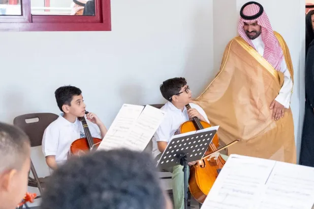 الأمير بدر بن عبد الله بن فرحان يلتقي طلبة أكاديمية آفاق للفنون والثقافة (واس)