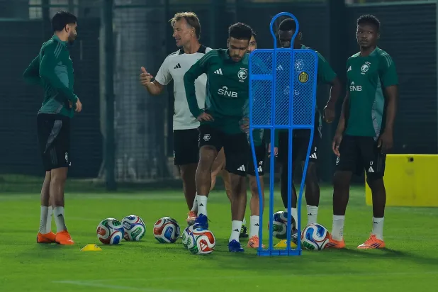 رينارد قال للاعبين أن المواجهات مع المنتخبات الأفريقية فرصة للتطور (تصوير: محمد المانع) 