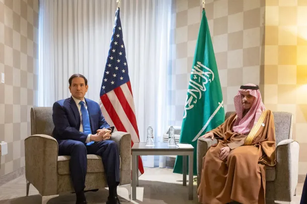 الأمير فيصل بن فرحان لدى لقائه الوزير ماركو روبيو في نياغرا يوم الأربعاء (الخارجية السعودية)