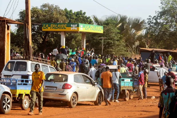 سكان العاصمة المالية ينتظرون دورهم للحصول على الوقود بسبب الحصار الذي تفرضه «القاعدة» منذ شهرين على المدينة (رويترز)