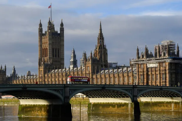 علم المملكة المتحدة يرفرف على برج فيكتوريا في لندن (رويترز)