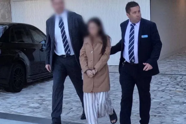 صورة من مقطع مصور نشره الحساب الرسمي لشرطة نيو ساوث ويلز على موقع «إكس» خلال القبض على العرافة في سيدني