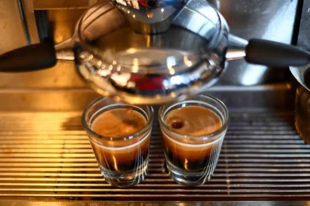 الكافيين الموجود في القهوة يمكن أن يمنع ويقلّل من تراكم الدهون في الجسم (رويترز)