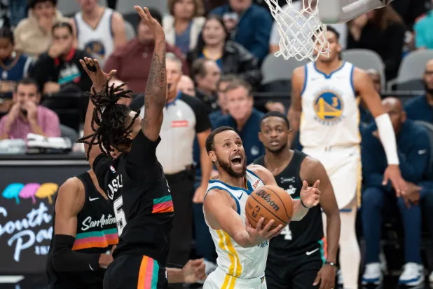 ستيفن كوري تعملق أمام سان أنتونيو سبيرز (رويترز)