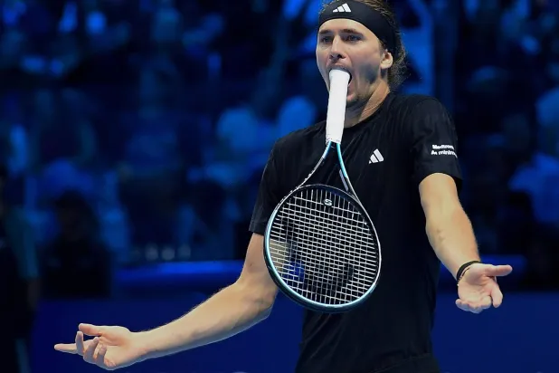 زفيريف لاقى هجوماً قوياً من الإيطالي سينر (إ.ب.أ)