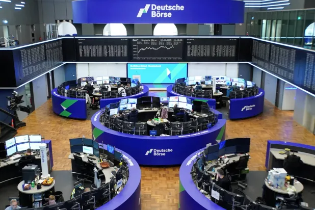 مخطط مؤشر أسعار الأسهم الألماني «داكس» في بورصة فرانكفورت (رويترز)