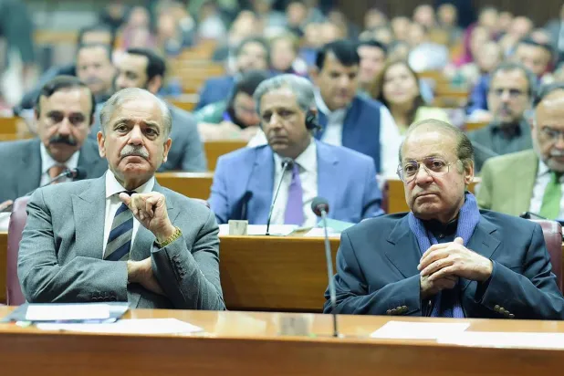 رئيس الوزراء الباكستاني شهباز شريف (يسار) برفقة شقيقه رئيس الوزراء السابق نواز شريف خلال جلسة برلمانية في إسلام آباد لمناقشة التعديل الدستوري (أ.ف.ب)