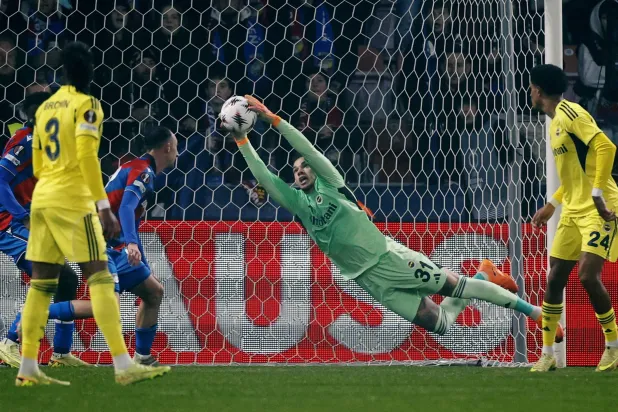 Soccer Football - UEFA Europa League - Viktoria Plzen v Fenerbahce - Doosan Arena, Plzen, Czech Republic - November 6, 2025 Fenerbahce's Ederson makes a save REUTERS/David W Cerny