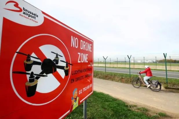 لافتة تُظهر منطقة «ممنوع الطائرات المسيّرة» في مطار بروكسل الدولي (أرشيفية-رويترز)
