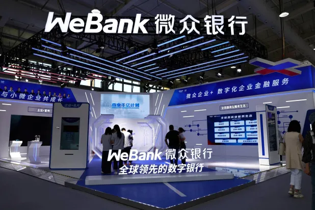 زوار لجناح «وي بنك» في معرض الصين الدولي لخدمات التجارة بالعاصمة بكين (رويترز)