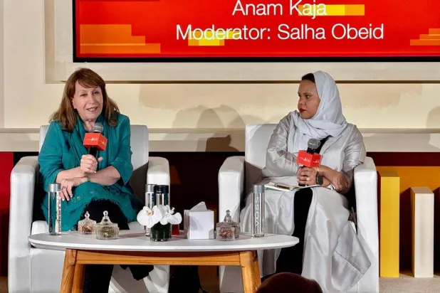 الروائية العراقية إنعام كجه جي تتحدث في ندوة حوارية نظمتها مؤسسة سلطان بن علي العويس الثقافية في معرض الشارقة الدولي للكتاب وأدارتها الروائية الإماراتية صالحة عبيد (الشرق الأوسط)