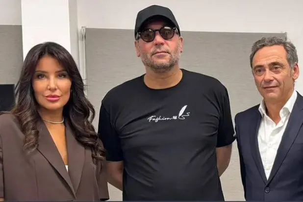 هنيبال القذافي (وسط) برفقة إيناس حراق منسقة فريق الدفاع والمحامي الفرنسي لوران بايون في مقر قوى الأمن الداخلي اللبنانية ببيروت (أ.ف.ب)