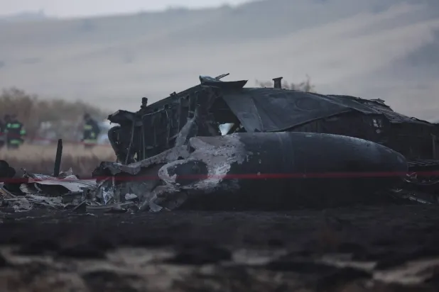 حطام الطائرة «سي-130» التابعة للقوات الجوية التركية بعد تحطمها على حدود جورجيا وأذربيجان (أ.ف.ب)