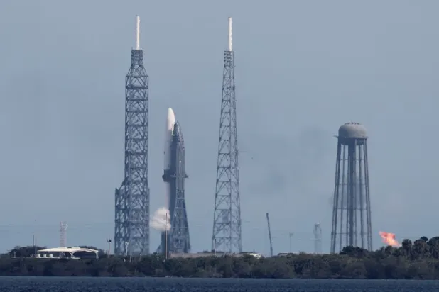 A Blue Origin New Glenn rocket is fueled for launch with NASA's EscaPADE mission, carrying two satellites to orbit Mars, from the Cape Canaveral Space Force Station in Cape Canaveral, Florida, US, November 9, 2025. REUTERS/Joe Skipper 