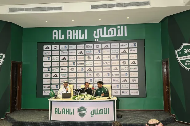 جانب من المؤتمر الصحافي للمدير الرياضي بالنادي الأهلي (الشرق الأوسط)