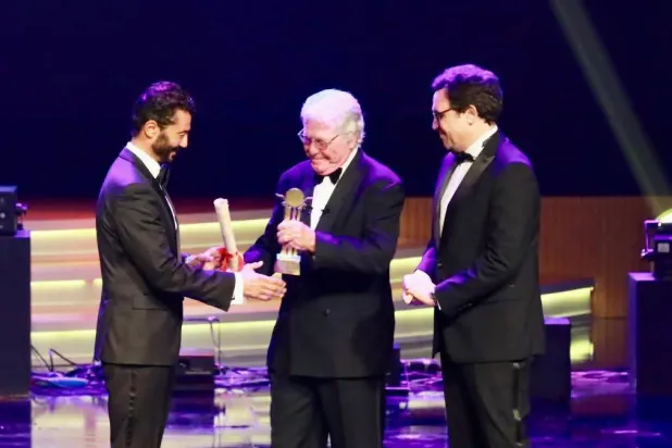 وزير الثقافة ورئيس المهرجان يكرمان الفنان خالد النبوي في افتتاح «القاهرة السينمائي» (إدارة المهرجان)
