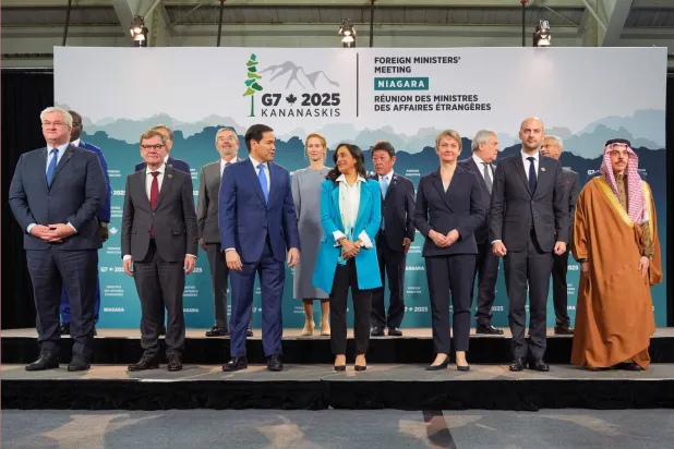 صورة تذكارية لوزراء الخارجية الأوكراني أندري سيبيا والألماني يوهان واديفول والمكسيكي خوان رامون دو لا فيونتي راميريز والأميركي ماركو روبيو والممثلة العليا للشؤون الخارجية والسياسة الأمنية في الاتحاد الأوروبي كايا كالاس والكندية أنيتا أناند والياباني موتيجي توشيميتسو والبريطانية إيفيت كوبر والإيطالي أنطونيو تاجاني والفرنسي جان نويل بارو والهندي سوبراهمايام جيشانكار والسعودي الأمير فيصل بن فرحان خلال اجتماعات مجموعة السبع في كندا (د.ب.أ)