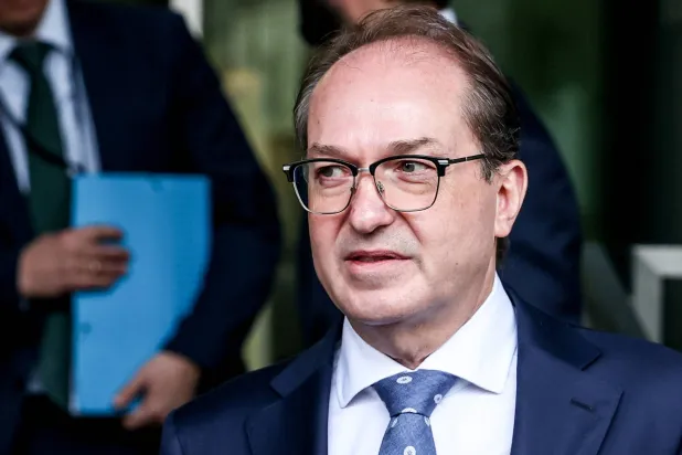 وزير الداخلية الألماني ألكسندر دوبرينت خلال مؤتمر صحافي في برلين (إ.ب.أ) 